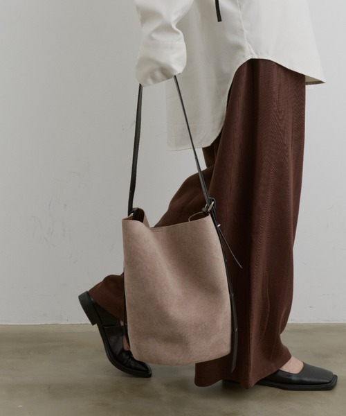 DFFUR.（ディフル）の「3WAYスエードバケツバッグ（ショルダーバッグ・レディース・ブラック/グレイッシュベージュ・FREE）」の2枚目の写真