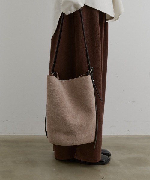 DFFUR.（ディフル）の「3WAYスエードバケツバッグ（ショルダーバッグ・レディース・ブラック/グレイッシュベージュ・FREE）」の17枚目の写真