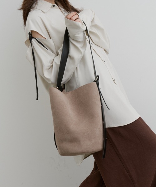 DFFUR.（ディフル）の「3WAYスエードバケツバッグ（ショルダーバッグ・レディース・ブラック/グレイッシュベージュ・FREE）」の22枚目の写真