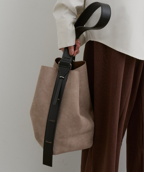 DFFUR.（ディフル）の「3WAYスエードバケツバッグ（ショルダーバッグ・レディース・ブラック/グレイッシュベージュ・FREE）」の18枚目の写真