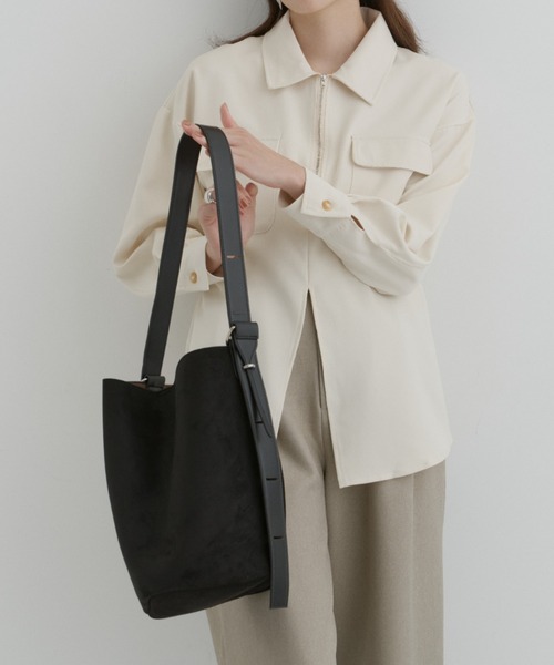 DFFUR.（ディフル）の「3WAYスエードバケツバッグ（ショルダーバッグ・レディース・ブラック/グレイッシュベージュ・FREE）」の5枚目の写真