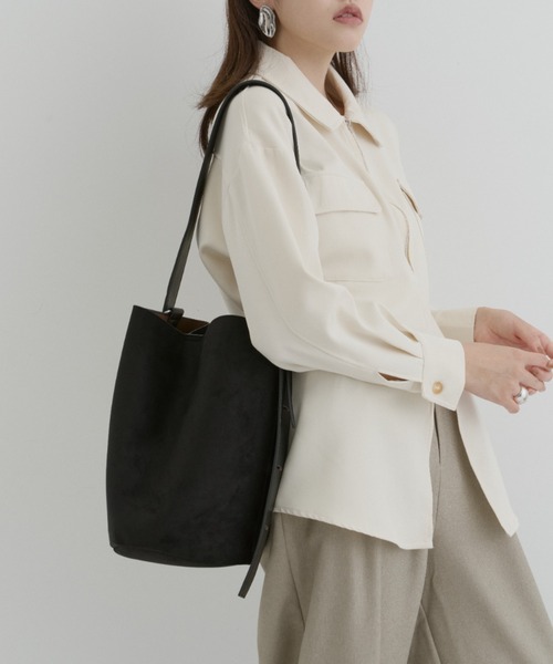 DFFUR.（ディフル）の「3WAYスエードバケツバッグ（ショルダーバッグ・レディース・ブラック/グレイッシュベージュ・FREE）」の7枚目の写真