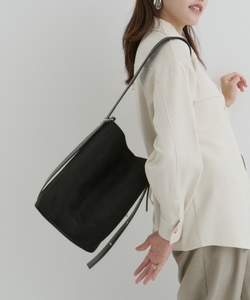 DFFUR.（ディフル）の「3WAYスエードバケツバッグ（ショルダーバッグ・レディース・ブラック/グレイッシュベージュ・FREE）」の8枚目の写真