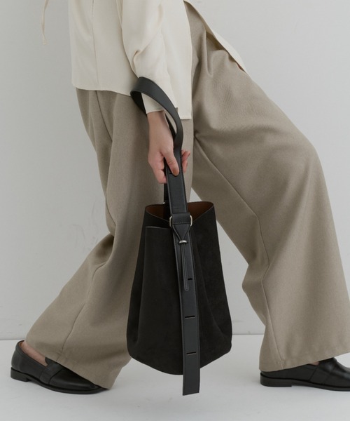 DFFUR.（ディフル）の「3WAYスエードバケツバッグ（ショルダーバッグ・レディース・ブラック/グレイッシュベージュ・FREE）」の10枚目の写真