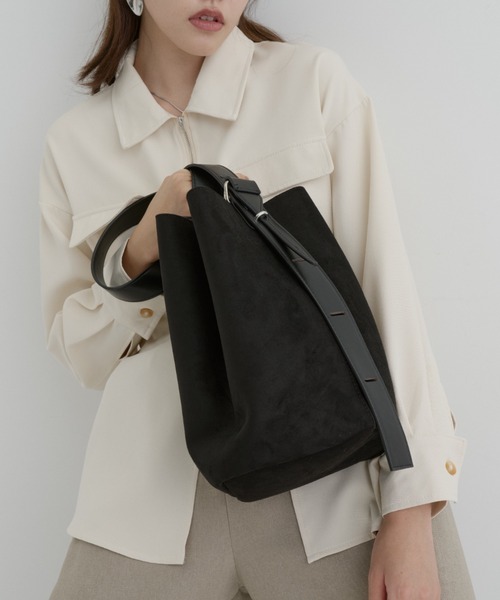 DFFUR.（ディフル）の「3WAYスエードバケツバッグ（ショルダーバッグ・レディース・ブラック/グレイッシュベージュ・FREE）」の3枚目の写真