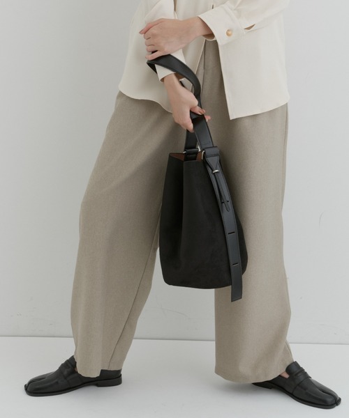 DFFUR.（ディフル）の「3WAYスエードバケツバッグ（ショルダーバッグ・レディース・ブラック/グレイッシュベージュ・FREE）」の9枚目の写真