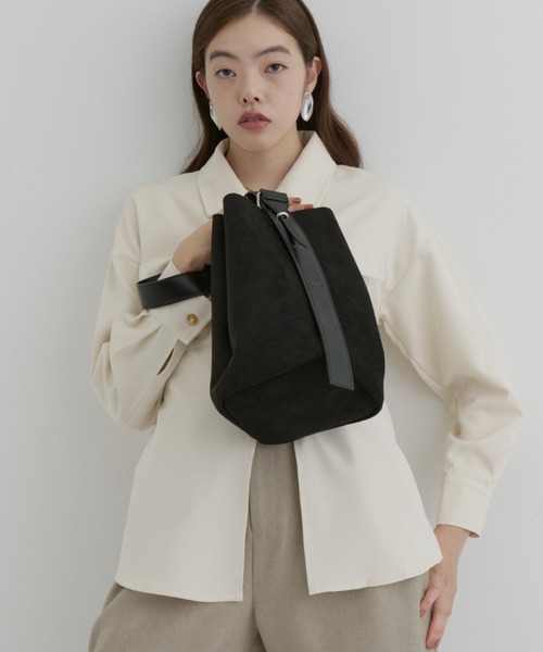 DFFUR.（ディフル）の「3WAYスエードバケツバッグ（ショルダーバッグ・レディース・ブラック/グレイッシュベージュ・FREE）」の6枚目の写真