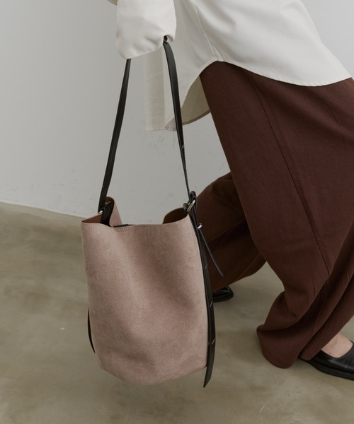 DFFUR.（ディフル）の「3WAYスエードバケツバッグ（ショルダーバッグ・レディース・ブラック/グレイッシュベージュ・FREE）」の16枚目の写真