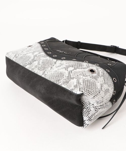 Desigual（デシグアル）の「スタッズ付きミディアムスネークバッグ（ハンドバッグ・レディース・ブラック・FREE）」の3枚目の写真