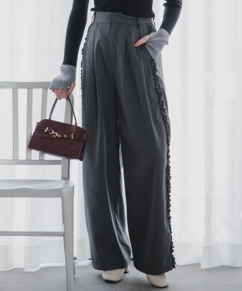 slattgir(スラットジール)の「高身長 サイドフリルタックワイドパンツ(トールサイズ)Essenave(その他パンツ・レディース・チャコール/キナリ・TM/TL/TLL/T3L)」の1枚目の写真