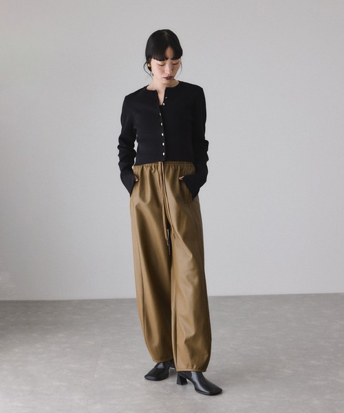 ADAM ET ROPE'(アダムエロペ)の「シンセティックレザートラックパンツ(その他パンツ・レディース・オリーブ/ブラック・38/36)」の22枚目の写真