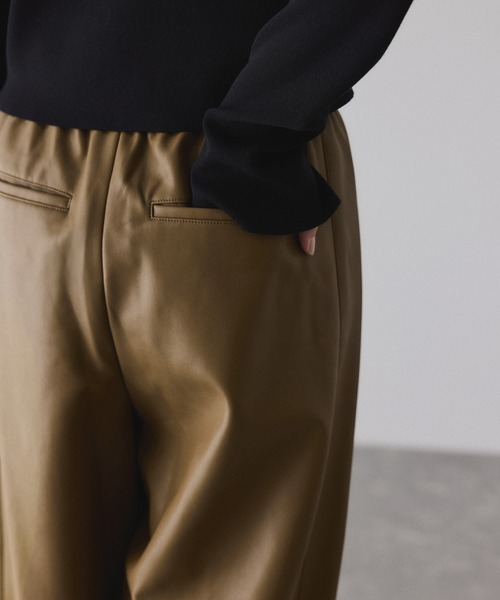 ADAM ET ROPE'(アダムエロペ)の「シンセティックレザートラックパンツ(その他パンツ・レディース・オリーブ/ブラック・38/36)」の16枚目の写真