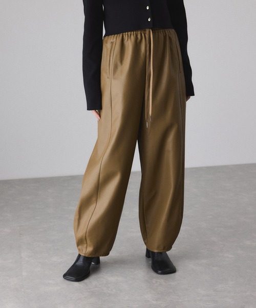 ADAM ET ROPE'(アダムエロペ)の「シンセティックレザートラックパンツ(その他パンツ・レディース・オリーブ/ブラック・38/36)」の17枚目の写真