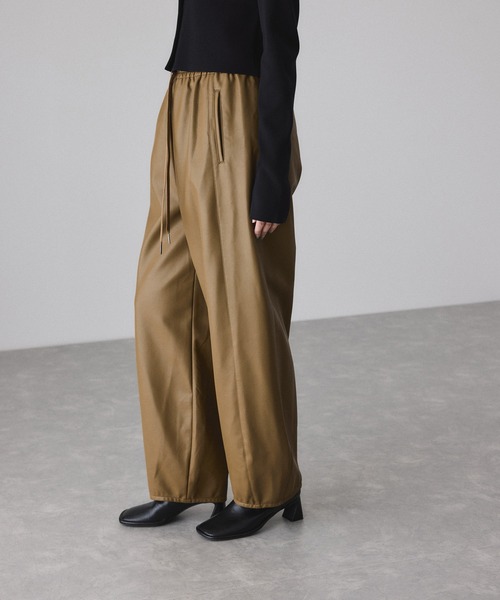 ADAM ET ROPE'(アダムエロペ)の「シンセティックレザートラックパンツ(その他パンツ・レディース・オリーブ/ブラック・38/36)」の18枚目の写真