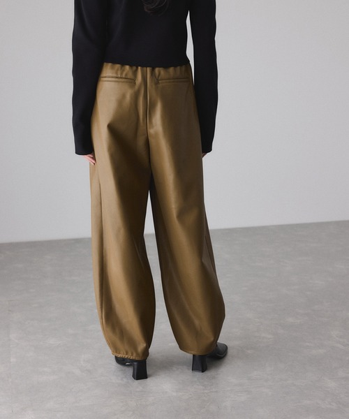 ADAM ET ROPE'(アダムエロペ)の「シンセティックレザートラックパンツ(その他パンツ・レディース・オリーブ/ブラック・38/36)」の19枚目の写真