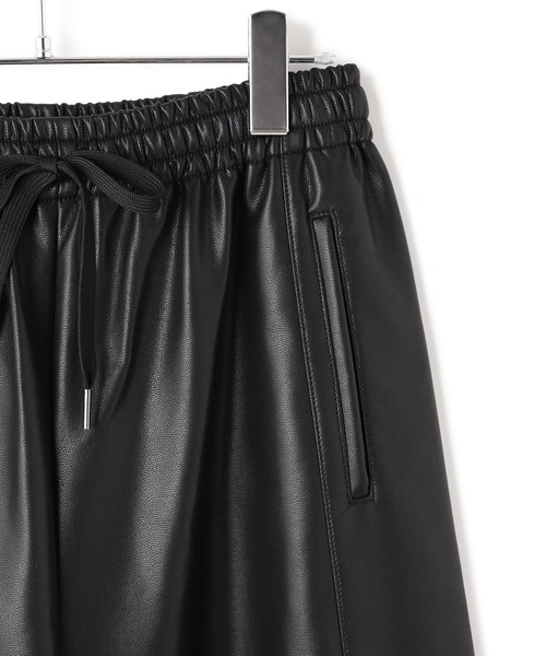 ADAM ET ROPE'(アダムエロペ)の「シンセティックレザートラックパンツ(その他パンツ・レディース・オリーブ/ブラック・38/36)」の13枚目の写真