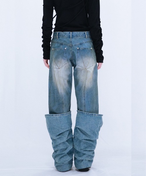 VIAVANDA（ヴィアヴァンダ）の「OVERLAP TUCK DENIM PANTS（デニムパンツ・レディース・ブルー/ネイビー・SMALL/MEDIUM）」の4枚目の写真