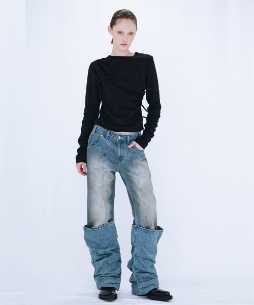 VIAVANDA（ヴィアヴァンダ）の「OVERLAP TUCK DENIM PANTS（デニムパンツ・レディース・ブルー/ネイビー・SMALL/MEDIUM）」の5枚目の写真