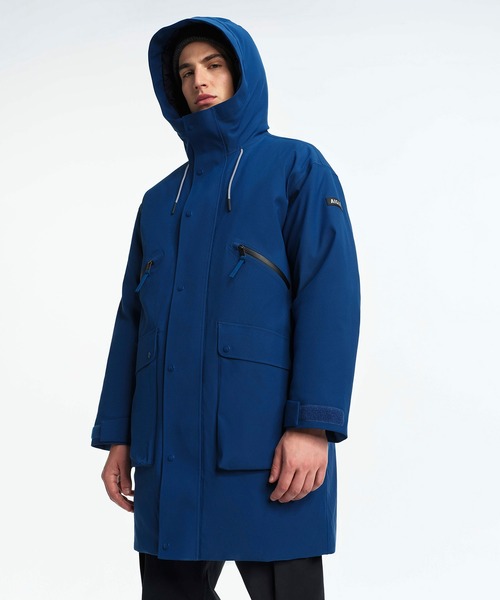 AIGLE(エーグル)の「透湿防水 インサレーション ロングジャケット(マウンテンパーカー・メンズ・ブラック/ブルー・L/M)」の1枚目の写真