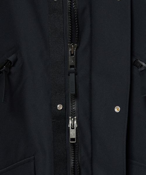 AIGLE(エーグル)の「透湿防水 インサレーション ロングジャケット(マウンテンパーカー・メンズ・ブラック/ブルー・L/M)」の9枚目の写真