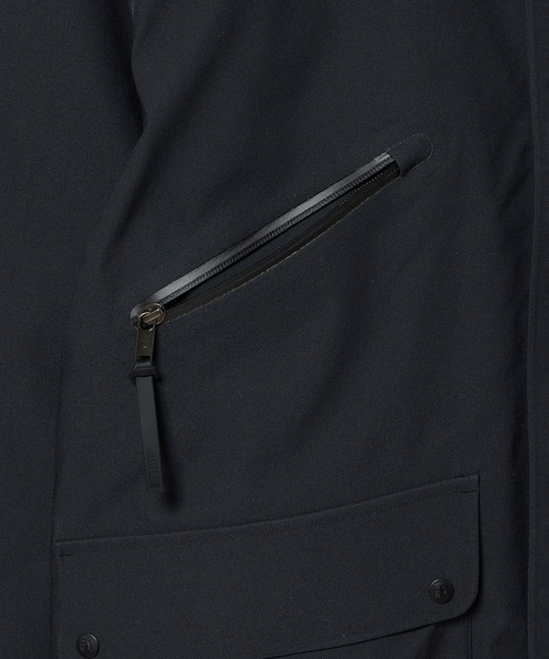 AIGLE(エーグル)の「透湿防水 インサレーション ロングジャケット(マウンテンパーカー・メンズ・ブラック/ブルー・L/M)」の11枚目の写真