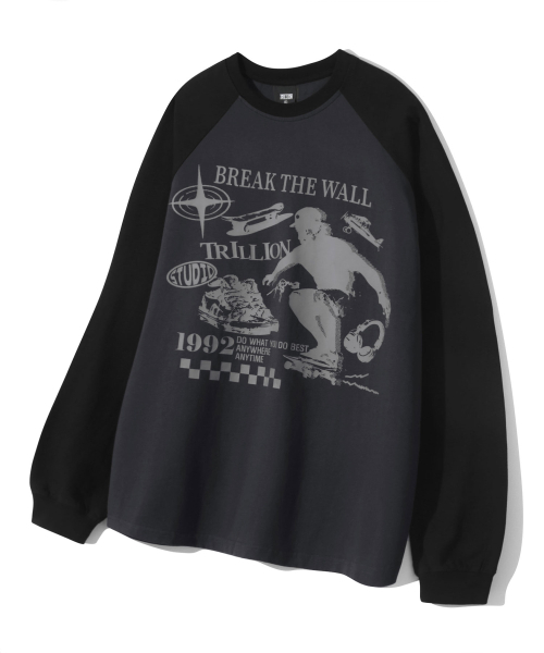 TRILLION(トリリオン)の「スケートボードピグメントグラフィックレグロンロングスリーブ(CHARCOAL)(Tシャツ/カットソー・レディース・その他・LARGE/X-LARGE/MEDIUM)」の1枚目の写真