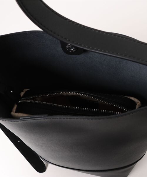 NiiNa(ニーナ)の「【 NiiNa / ニーナ 】高品質牛革ソフトバケットバッグ(インナーポーチ付き)(トートバッグ・レディース・ブラウン/ダークブラウン/ブラック/グレイッシュベージュ・FREE)」の22枚目の写真