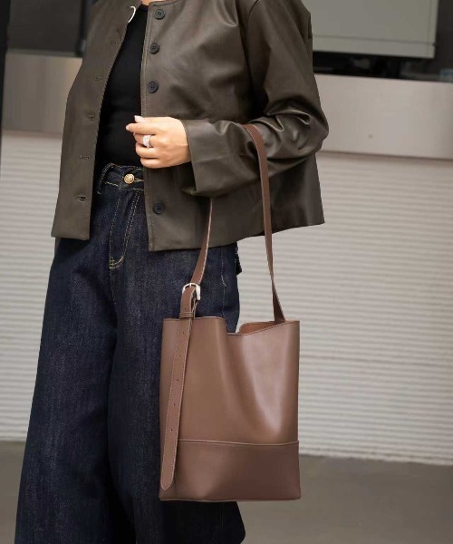 NiiNa(ニーナ)の「【 NiiNa / ニーナ 】高品質牛革ソフトバケットバッグ(インナーポーチ付き)(トートバッグ・レディース・ブラウン/ダークブラウン/ブラック/グレイッシュベージュ・FREE)」の1枚目の写真