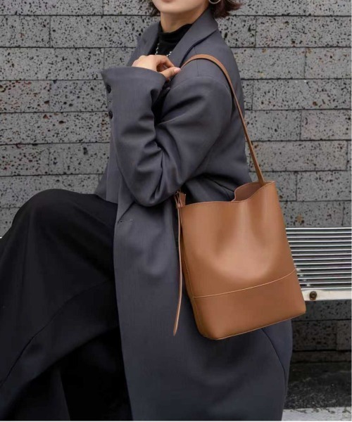 NiiNa(ニーナ)の「【 NiiNa / ニーナ 】高品質牛革ソフトバケットバッグ(インナーポーチ付き)(トートバッグ・レディース・ブラウン/ダークブラウン/ブラック/グレイッシュベージュ・FREE)」の3枚目の写真