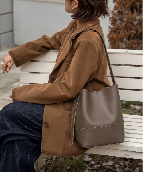 NiiNa(ニーナ)の「【 NiiNa / ニーナ 】高品質牛革ソフトバケットバッグ(インナーポーチ付き)(トートバッグ・レディース・ブラウン/ダークブラウン/ブラック/グレイッシュベージュ・FREE)」の4枚目の写真