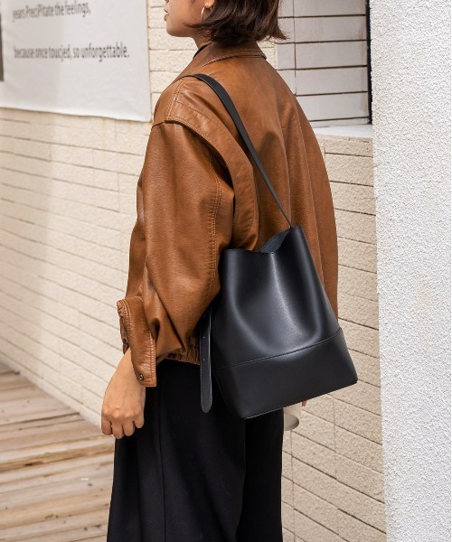 NiiNa(ニーナ)の「【 NiiNa / ニーナ 】高品質牛革ソフトバケットバッグ(インナーポーチ付き)(トートバッグ・レディース・ブラウン/ダークブラウン/ブラック/グレイッシュベージュ・FREE)」の2枚目の写真