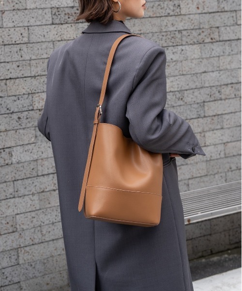 NiiNa(ニーナ)の「【 NiiNa / ニーナ 】高品質牛革ソフトバケットバッグ(インナーポーチ付き)(トートバッグ・レディース・ブラウン/ダークブラウン/ブラック/グレイッシュベージュ・FREE)」の5枚目の写真