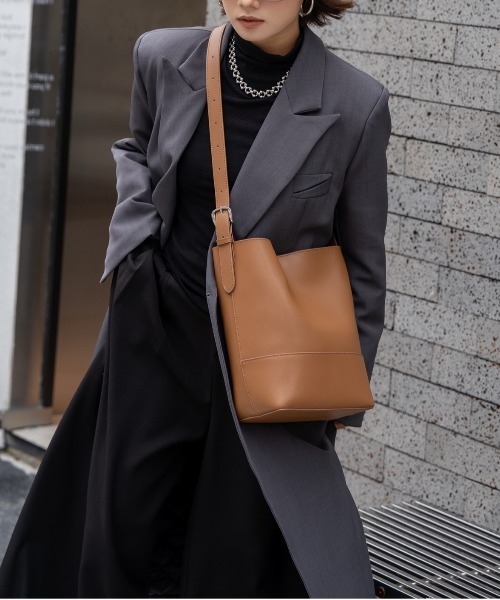 NiiNa(ニーナ)の「【 NiiNa / ニーナ 】高品質牛革ソフトバケットバッグ(インナーポーチ付き)(トートバッグ・レディース・ブラウン/ダークブラウン/ブラック/グレイッシュベージュ・FREE)」の6枚目の写真