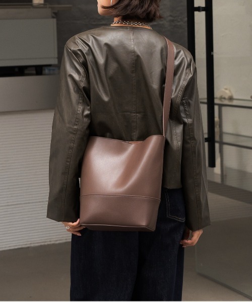 NiiNa(ニーナ)の「【 NiiNa / ニーナ 】高品質牛革ソフトバケットバッグ(インナーポーチ付き)(トートバッグ・レディース・ブラウン/ダークブラウン/ブラック/グレイッシュベージュ・FREE)」の8枚目の写真