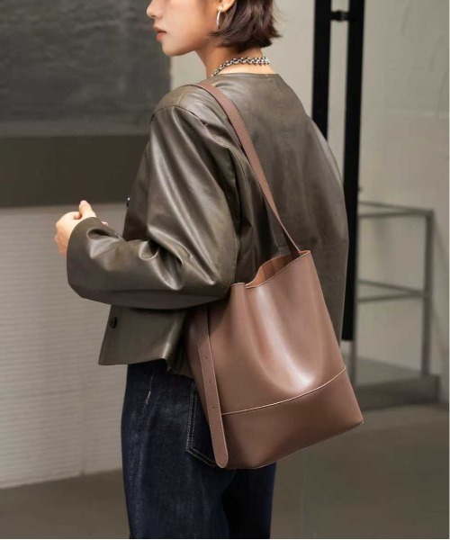 NiiNa(ニーナ)の「【 NiiNa / ニーナ 】高品質牛革ソフトバケットバッグ(インナーポーチ付き)(トートバッグ・レディース・ブラウン/ダークブラウン/ブラック/グレイッシュベージュ・FREE)」の9枚目の写真