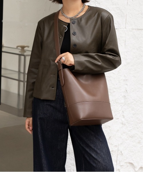 NiiNa(ニーナ)の「【 NiiNa / ニーナ 】高品質牛革ソフトバケットバッグ(インナーポーチ付き)(トートバッグ・レディース・ブラウン/ダークブラウン/ブラック/グレイッシュベージュ・FREE)」の11枚目の写真