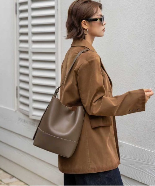 NiiNa(ニーナ)の「【 NiiNa / ニーナ 】高品質牛革ソフトバケットバッグ(インナーポーチ付き)(トートバッグ・レディース・ブラウン/ダークブラウン/ブラック/グレイッシュベージュ・FREE)」の12枚目の写真