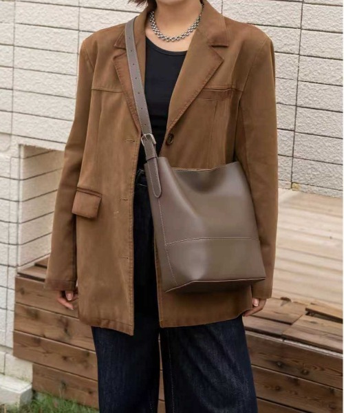 NiiNa(ニーナ)の「【 NiiNa / ニーナ 】高品質牛革ソフトバケットバッグ(インナーポーチ付き)(トートバッグ・レディース・ブラウン/ダークブラウン/ブラック/グレイッシュベージュ・FREE)」の13枚目の写真