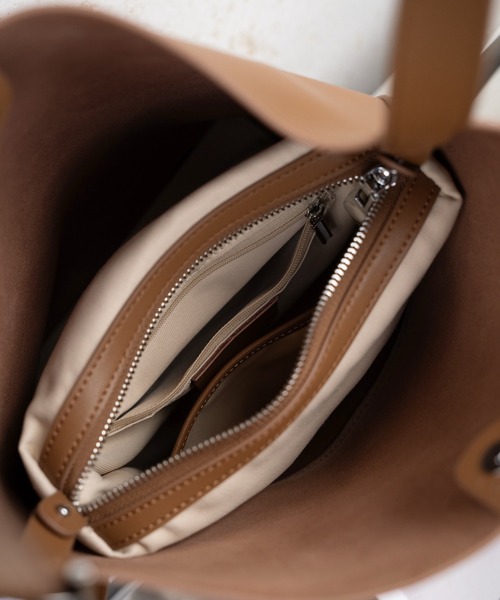 NiiNa(ニーナ)の「【 NiiNa / ニーナ 】高品質牛革ソフトバケットバッグ(インナーポーチ付き)(トートバッグ・レディース・ブラウン/ダークブラウン/ブラック/グレイッシュベージュ・FREE)」の16枚目の写真