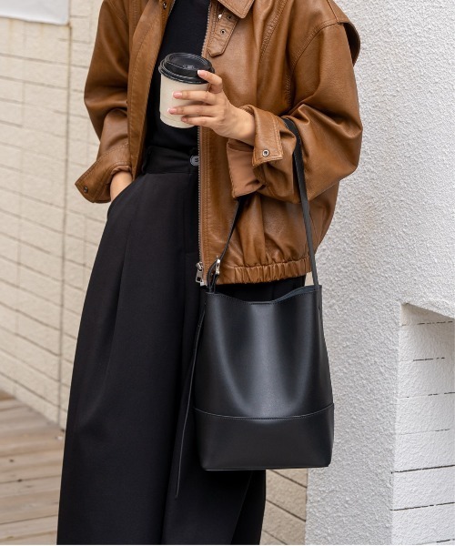 NiiNa(ニーナ)の「【 NiiNa / ニーナ 】高品質牛革ソフトバケットバッグ(インナーポーチ付き)(トートバッグ・レディース・ブラウン/ダークブラウン/ブラック/グレイッシュベージュ・FREE)」の17枚目の写真