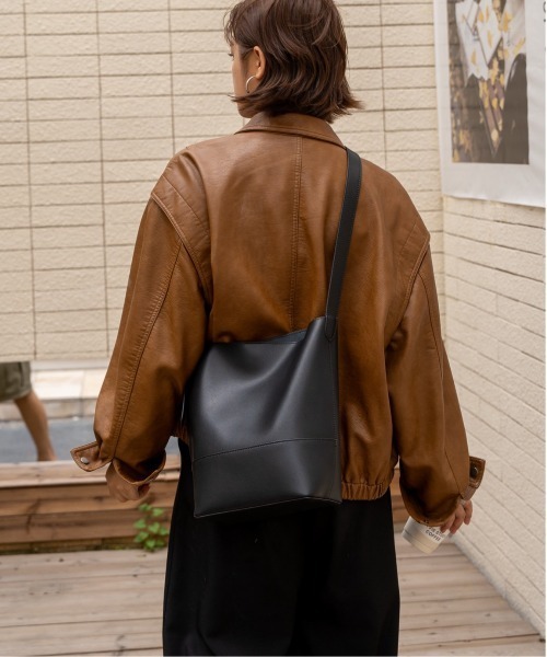 NiiNa(ニーナ)の「【 NiiNa / ニーナ 】高品質牛革ソフトバケットバッグ(インナーポーチ付き)(トートバッグ・レディース・ブラウン/ダークブラウン/ブラック/グレイッシュベージュ・FREE)」の18枚目の写真