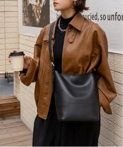 NiiNa(ニーナ)の「【 NiiNa / ニーナ 】高品質牛革ソフトバケットバッグ(インナーポーチ付き)(トートバッグ・レディース・ブラウン/ダークブラウン/ブラック/グレイッシュベージュ・FREE)」の19枚目の写真