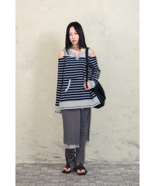 STILLLETHARDY(スティルレッサーディ)の「オーバーロックオフショルダーティーシャツ: ストライプネイビー(Tシャツ/カットソー・レディース・その他・ONE)」の4枚目の写真