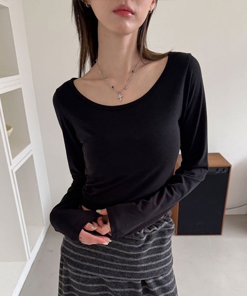 4INT.(フォイント)の「【裏起毛】 無地 ラウンドネック クロップド 長袖 Tシャツ(Tシャツ/カットソー・レディース・ベージュ/ホワイト/ブラウン/ブラック/カーキ/グレー・FREE)」の3枚目の写真