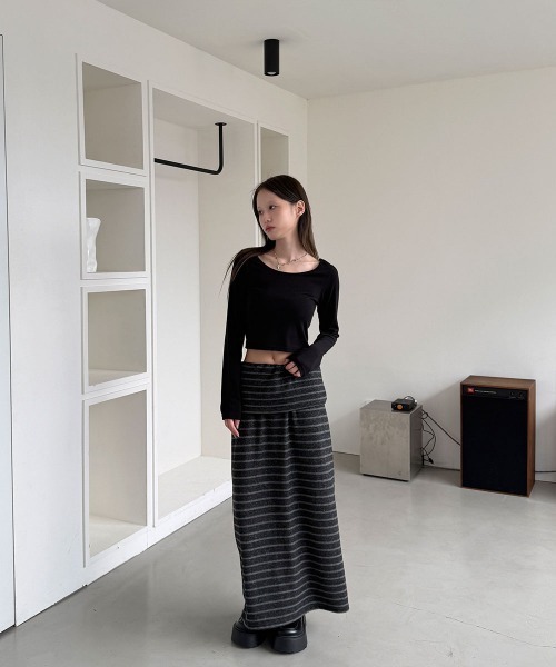 4INT.(フォイント)の「【裏起毛】 無地 ラウンドネック クロップド 長袖 Tシャツ(Tシャツ/カットソー・レディース・ベージュ/ホワイト/ブラウン/ブラック/カーキ/グレー・FREE)」の8枚目の写真