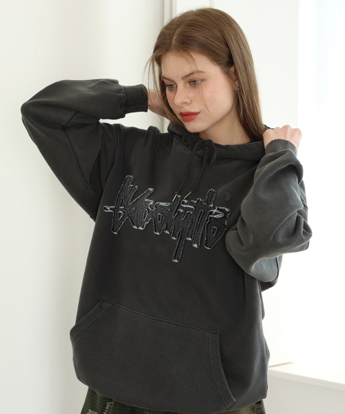 YOSEMITE(ヨセミティ)の「OG アプリケ刺繍ピグメントフードパーカー スモークブラック YHT-403(パーカー・レディース・ライトブラック・LARGE/X-LARGE/XX-LARGE)」の7枚目の写真