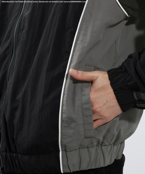 BAYFLOW(ベイフロー)の「【マンチェスター・シティFC】ナイロンブルゾン(ブルゾン・メンズ・ブルー/ブラック・LARGE/MEDIUM)」の7枚目の写真