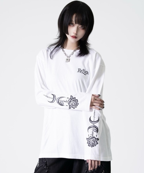 REFLEM(レフレム)の「『REFLEM/レフレム』薔薇と魔導書プリントL/S Tee/ロングスリーブカットソー(Tシャツ/カットソー・レディース・ホワイト/ブラック・FREE)」の1枚目の写真