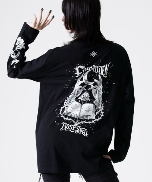 REFLEM(レフレム)の「『REFLEM/レフレム』薔薇と魔導書プリントL/S Tee/ロングスリーブカットソー(Tシャツ/カットソー・レディース・ホワイト/ブラック・FREE)」の2枚目の写真