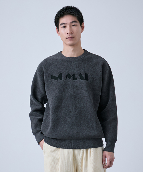 B.C STOCK(ベーセーストック)の「モール アソートロゴ クルーネックニット(ニット/セーター・メンズ・ブルー系その他/チャコールグレー/ボルドー/ホワイト・LARGE/MEDIUM)」の1枚目の写真